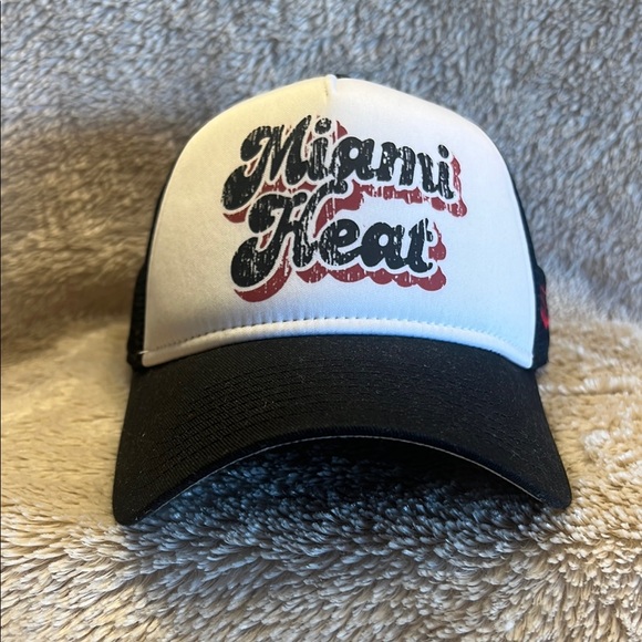 New Era Accessories - NEW ERA 9Forty Miami Heat Throwback Bubble Women’s SnapBack